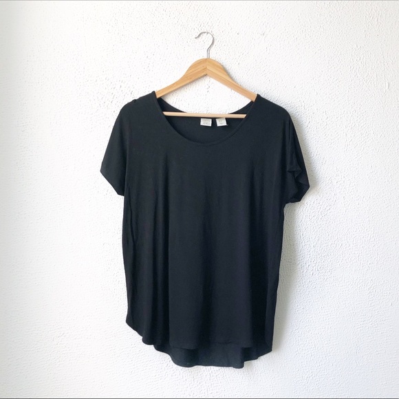 Lucy & Laurel Tops - ❗️Lucy & Laurel | Black Scoop Neck T-Shirt Size M